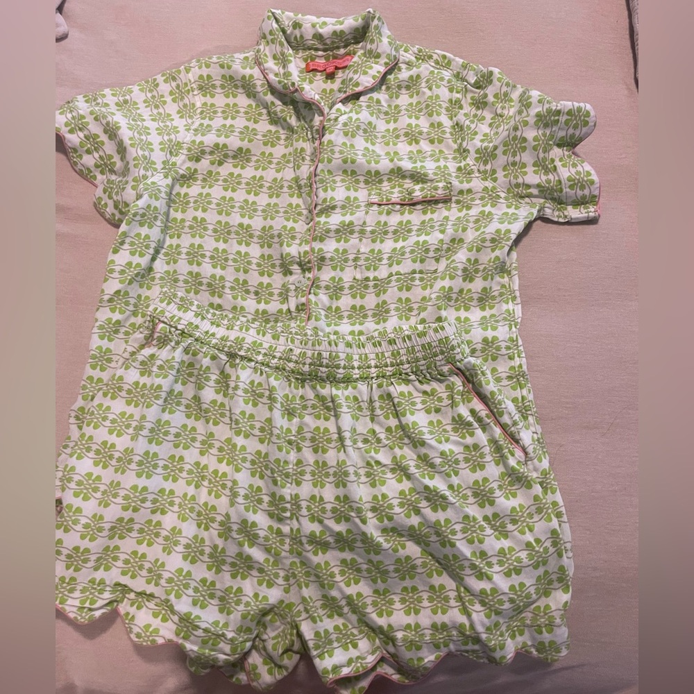 Brooks Ave Green and White Patterned Pajama Set size M